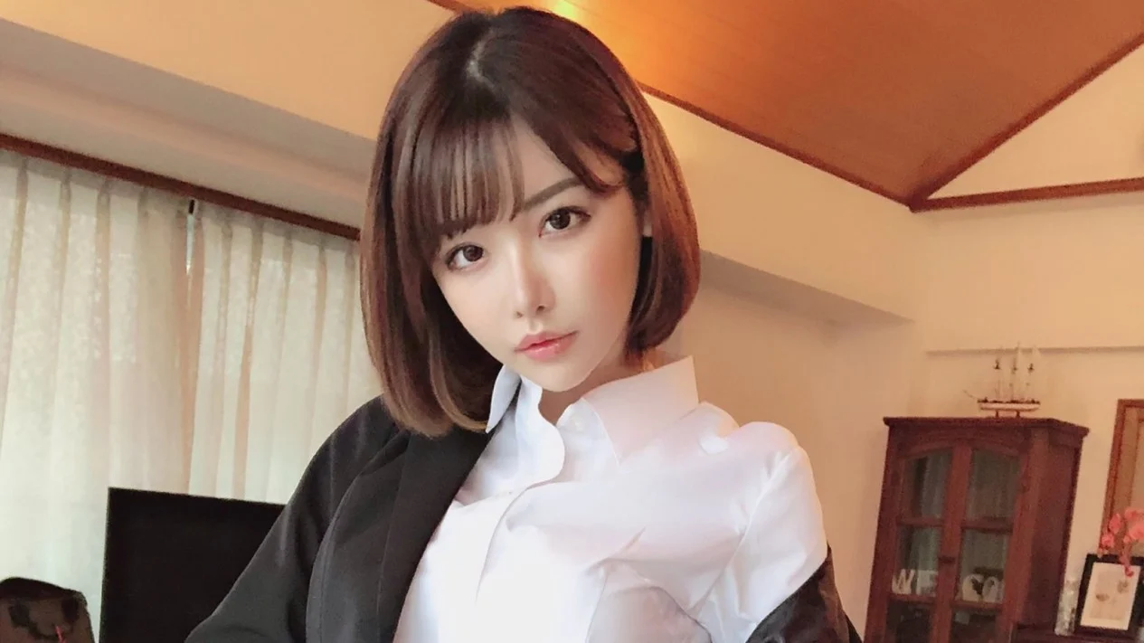 Foto Eimi Fukada – Si Imut dengan Gaya Menggoda