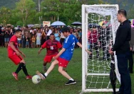 Bupati Kudus Nyore di Lapangan Pasuruhan Lor, Main Bola Bareng Warga