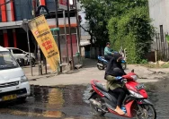 Jalan Batursari Tergenang Bertahun-tahun, Warga Protes Lewat Banner dan Aksi