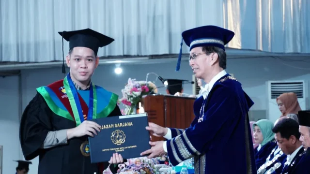 Meninggal Sebelum Wisuda, Mentrans Serahkan Ijazah Abdul Rohid, Wisudawan ITS Ekspedisi Patriot