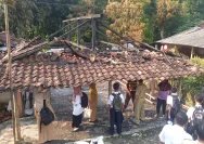 MI Cirahong Galang Bantuan untuk Keluarga Siswa yang Rumahnya Terbakar di Lebak