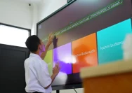 Papan Digital Interaktif di SDN 02/03 Leuwibatu Boost Semangat Belajar Murid Bogor