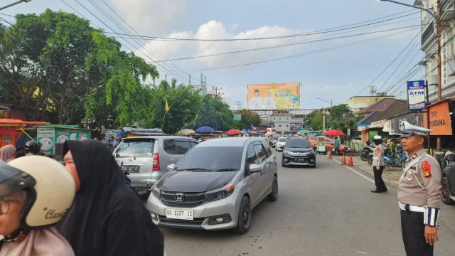 Polisi Lebak Intensifkan Pengaturan Lalu Lintas Pasar untuk Antisipasi Kemacetan pada Hari Minggu