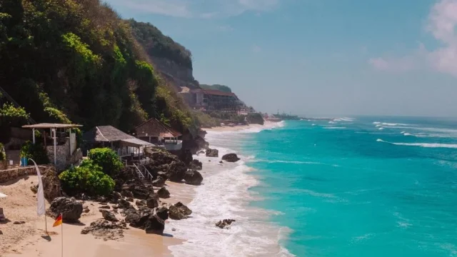 Ramalan Cuaca Bali 19 April 2026: Berawan, Gelombang Tinggi & Tips Wisata Aman