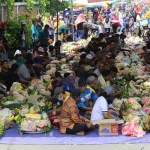 Ribuan Warga Dukuh Penggung Meriahkan Puncak Selametan Sedekah Bumi di Makam Mbah Surgi
