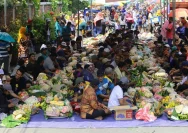 Ribuan Warga Dukuh Penggung Meriahkan Puncak Selametan Sedekah Bumi di Makam Mbah Surgi