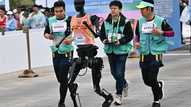 Robot Humanoid Lightning Pecahkan Rekor Half‑Marathon di Beijing, Waktu 50 Menit 26 Detik