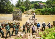 TNI dan Warga Sikasur Bersatu Bangun Fondasi Jembatan Garuda, Dorong Mobilitas Desa
