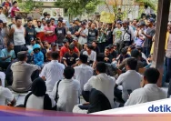 Warga Cianjur Geruduk Kantor Desa Tuding Penyalahgunaan Dana Desa Rp200 Juta