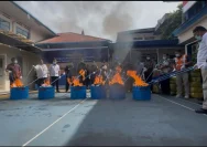 Bea Cukai Bakar 31,9 Juta Batang Rokok Ilegal di Makassar