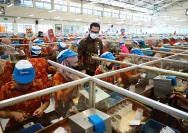 BLT Buruh Rokok Rp2,5 Miliar Disalurkan di Surabaya, Khofifah Tekankan Perbaikan Daya Beli Keluarga