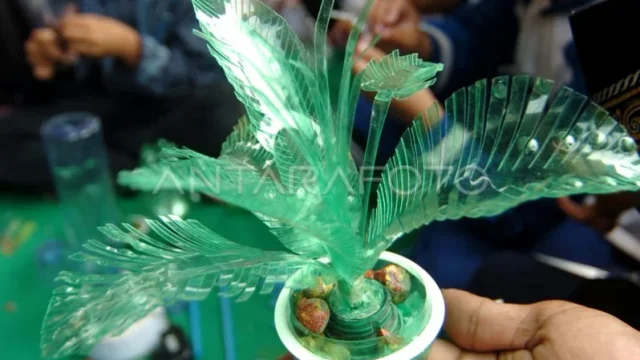 Bulan Bakti Gotong Royong di Peguyangan Kaja: LPM Gagas Lomba Kreatif Daur Ulang Sampah Plastik