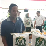 Bulog Distribusikan Bantuan Pangan untuk 514 Warga Rong Tengah Sampang