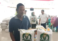 Bulog Distribusikan Bantuan Pangan untuk 514 Warga Rong Tengah Sampang