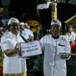 Bupati Badung Hadiri Upacara Melaspas Pura Dalem Gede Abianbase, Serahkan Bantuan Kebencanaan Rp 460 Juta