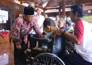 Bupati Kudus Serahkan Kursi Roda Baru untuk Asyila, Membantu Aktivitasnya