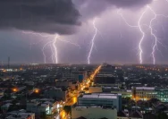 Cuaca Semarang Hari Minggu Pekan Ini: Panas Lembap dan Ancaman Petir