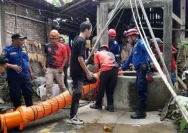 Damkar Mojokerto Selamatkan Kambing di Sumur Bekas Sedalam 12 Meter