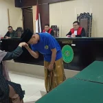 Demonstran Desak Hakim PN Sampang Beri Hukuman Maksimal dalam Kasus Penganiayaan Guru Ponpes
