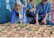 DPC Demokrat Pati Berbagi Kurban dengan Besek Ramah Lingkungan