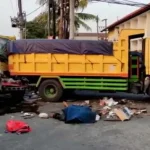 Dump Truk Mengalami Kecelakaan di Sidoarjo, Bangunan Tambal Ban dan Tembok Pabrik Rusak