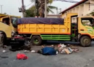 Dump Truk Mengalami Kecelakaan di Sidoarjo, Bangunan Tambal Ban dan Tembok Pabrik Rusak