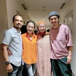 Duta Sheila On 7 Bahagia Menerima Hadiah Burung Pleci dari Sahabat