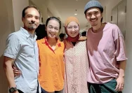 Duta Sheila On 7 Bahagia Menerima Hadiah Burung Pleci dari Sahabat