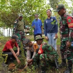 Emak-Emak dan TNI Hijaukan Sragen dengan Penanaman 500 Pohon Buah