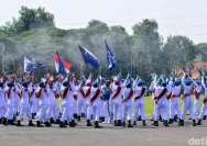 Foto Weekend Menggugah: Roket, Upacara Peringatan, dan Parade Keagamaan dalam Sorotan Global