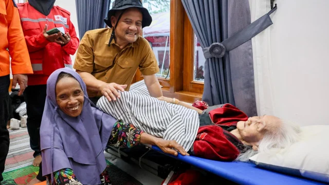 Gubernur Jawa Tengah Melaksanakan Shalat Ied dan Membagikan Sapi kepada Warga Terdampak Tanah Gerak di Huntara Tegal