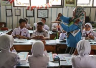 Guru Non-ASN Masih Bisa Mengajar di Sekolah Negeri