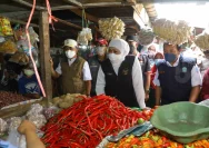 Harga Cabai Melambung, Khofifah Minta Penyelesaian Darurat untuk Pasokan Beras dan Minyak