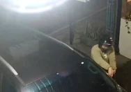 Heboh CCTV Ungkap Aksi Kilat Petik Spion Fortuner di Ponorogo, Pelaku Tangan Kosong