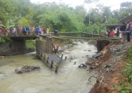Jembatan di Kaliwungu Putus Akibat Banjir Besar, Warga Dikepung Arus Sungai