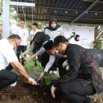 Kapolsek Pinggir dan Wartawan Bersinergi dalam Proyek Penghijauan Lingkungan