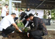 Kapolsek Pinggir dan Wartawan Bersinergi dalam Proyek Penghijauan Lingkungan