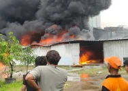 Kebakaran Gudang di Jakarta Barat: Kronologi Ledakan dan Pemadaman