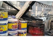 Kebakaran Gudang Jakarta Barat: Ledakan Bahan Kimia Membuat Petugas Menghadapi Bahaya