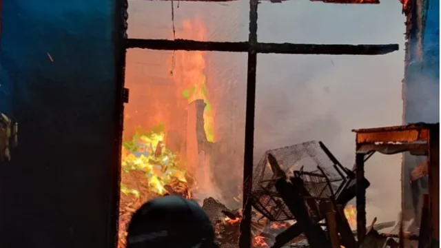 Kebakaran Rumah di Mojosari: Petugas Damkar Menghadapi Kendala Akses Jalan