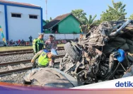 Kecelakaan Kereta Api Argo Bromo di Grobogan: Mobil Rombongan Haji Tertabrak, Empat Tewas termasuk Balita