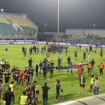 Kekacauan di Gelora BJ Habibie: Suporter PSM Makassar Memprotes Kekalahan dari Persib Bandung