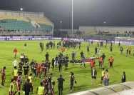Kekacauan di Gelora BJ Habibie: Suporter PSM Makassar Memprotes Kekalahan dari Persib Bandung