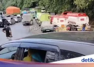 Kemacetan Parah di Sitinjau Lauik, Truk mogok dan Antrean Kendaraan Panjang