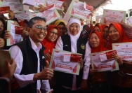 Khofifah Resmikan BLT Rp2,5 Miliar untuk Ribuan Buruh Rokok di Surabaya