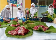 Mahasiswa UMKU Mengemas Daging Kurban dengan Daun Jati, Mendukung Gerakan Ramah Lingkungan
