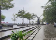 Makassar Dihantam Hujan Siang hingga Sore, Tapi Siapakah yang Akan Menjadi Korban Angin Kencang?