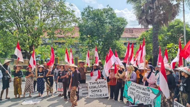 Masyarakat Pati Tolak Tambang: Pembakaran Spanduk Bergambar Kapolresta Pati
