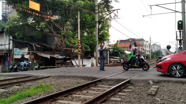Misteri Gelap di Perlintasan KA Bulak Kapal Bekasi: Nyawa Dijaga, Preman Diperjualbelikan