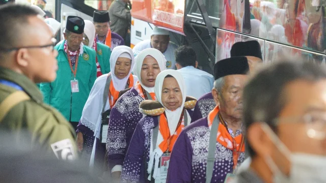 Momen Haru Perpisahan Jemaah Haji di Asrama Surabaya, Simbol Kebersamaan dan Layanan Khusus di Tanah Suci